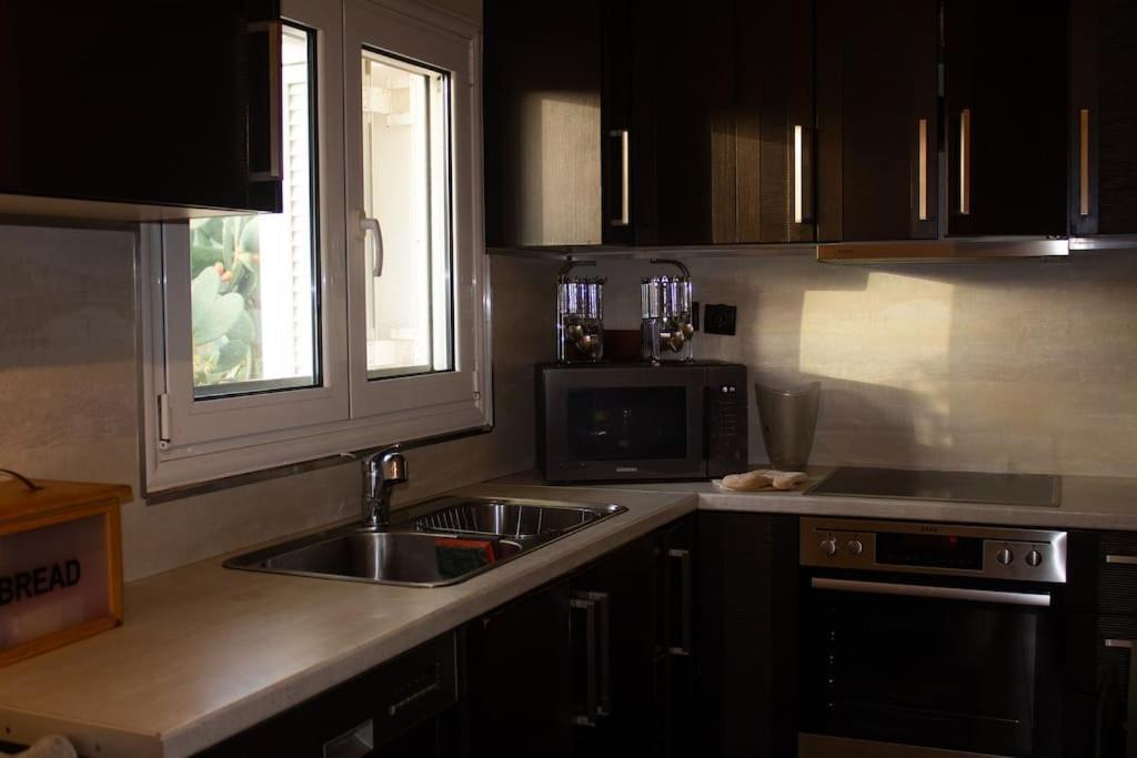Ariadnis Spacious 3bd Home, 10 Mins To Airport, Port, Hébergement de vacances