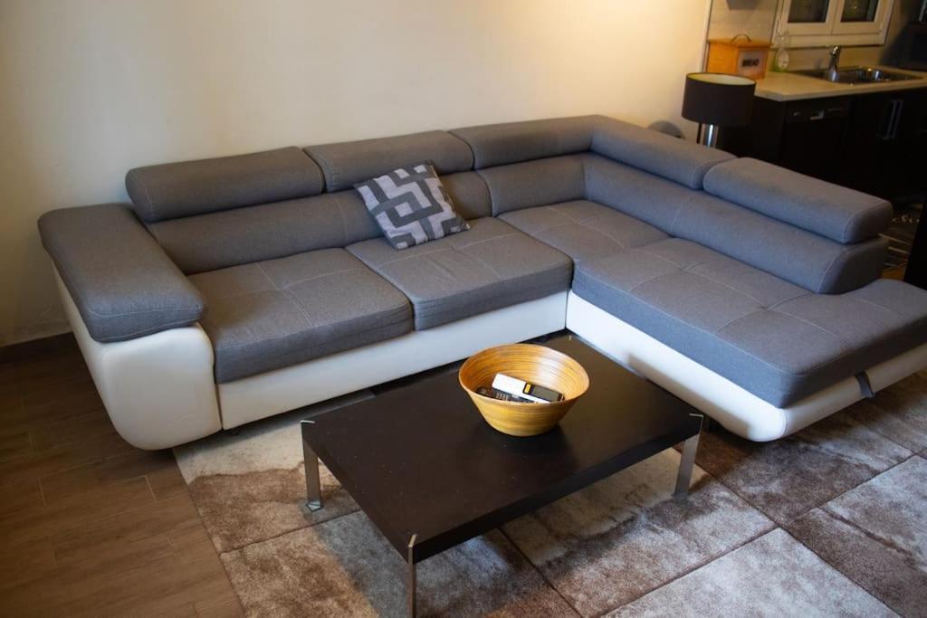 Ariadnis Spacious 3bd Home, 10 Mins To Airport, Port, Hébergement de vacances Artemi