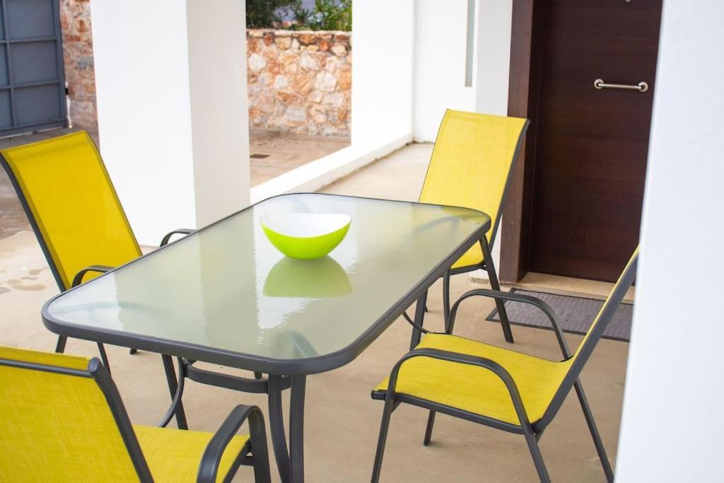 Ariadnis Spacious 3bd Home, 10 Mins To Airport, Port, Hébergement de vacances